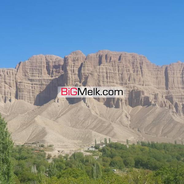 باغ گردو و سیب بر رودخانه در سیمین دشت