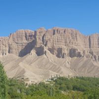 باغ گردو و سیب بر رودخانه در سیمین دشت
